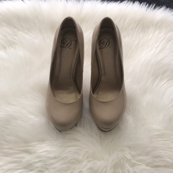 💗5/$25 Nude Platform Pumps - Picture 2 of 8